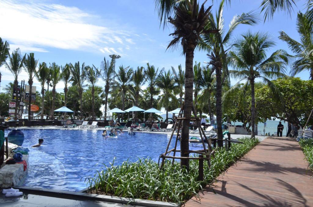 โรงแรมเอ วัน เดอะ รอยัล ครูส พัทยา (A-One The Royal Cruise Hotel Pattaya)