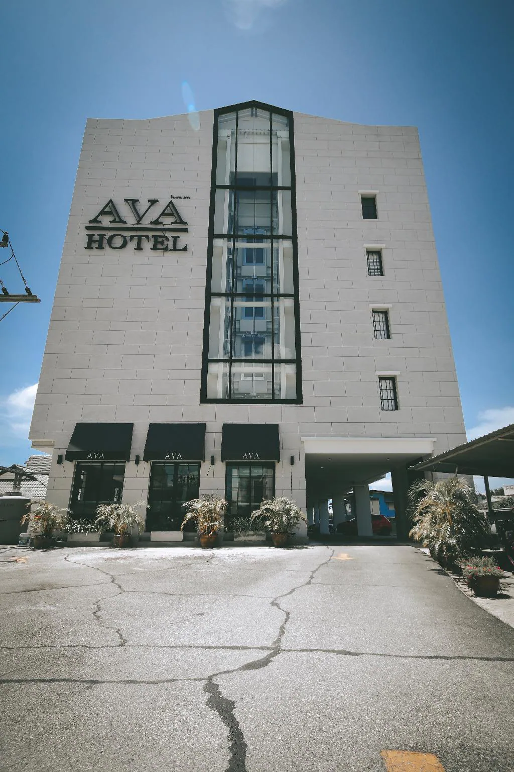 โรงแรมเอวา
(AVA Hotel)