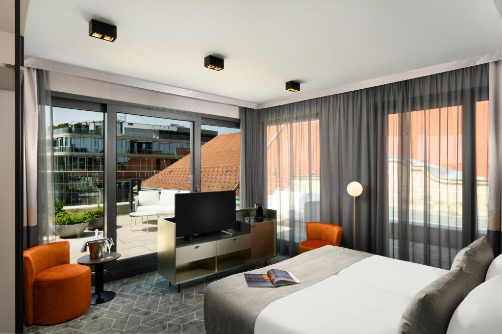 โรงแรมเอมิรัล
(Emeral Hotel)